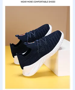 Detailansicht der marineblauen Fly-Knit Kindersneaker mit atmungsaktivem Mesh und weißer Sohle
