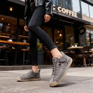 Modische graue halbhohe Freizeitschuhe mit Handnaht-Details und rutschfesten Gummisohlen