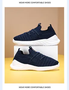 Atmungsaktive marineblaue Fly-Knit-Sneaker für Kinder mit flexiblem Mesh-Design.