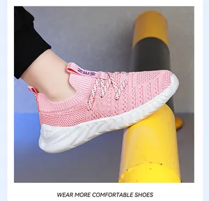 Detailansicht der pinkfarbenen, atmungsaktiven Strick-Sneaker für Kinder mit Softsohle