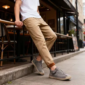 Detailansicht grauer genähter Leder-Arbeitsstiefel für urbanen Freizeitlook