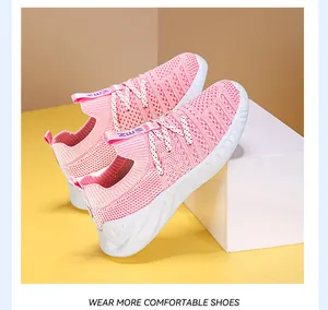 Detailansicht der atmungsaktiven rosa Fly-Knit Kindersneaker mit dicken weißen Sohlen