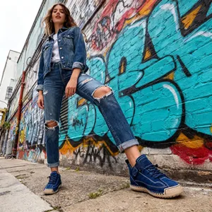 Blaue halbhohe Stiefel mit Ziernähten, getragen in urbaner Umgebung