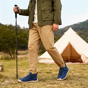 Blaue halbhohe Arbeitsstiefel im Camping-Szenario mit Seitenprofil und Ziernähten