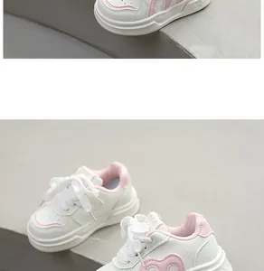 Detailansicht stilvoller weißer Mädchen-Sneaker mit rosa Herzmustern und weichen Sohlen.