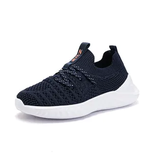 Atmungsaktive marineblaue Flyknit-Kinderschuhe mit Slip-On-Design und weißer Sohle.