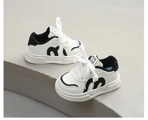 Detailansicht der stylischen weiß-schwarzen Kindersneaker mit bequemer, weicher Sohle