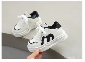 Detailansicht weißer Kinder-Sneaker mit schwarzem M-Logo und weicher Sohle