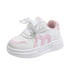 Seitenansicht der weiß-rosa Mädchen-Sneaker mit modischen M-förmigen Designelementen
