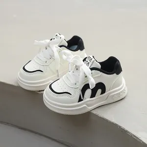 Modische Mädchen-Sneaker mit weicher Sohle, rutschfest, weiß mit schwarzem M-Seitendesign