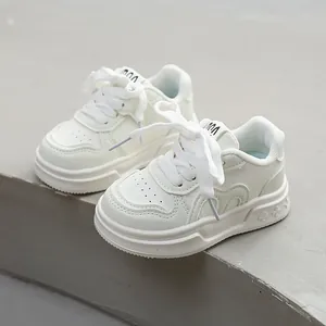 Stilvolle weiße Mädchen-Sneaker mit weicher, rutschfester Sohle und lässigem Schnürdesign