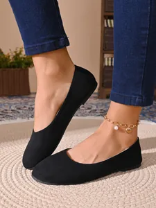 Eleganti ballerine in pelle scamosciata nera da donna con una comoda suola piatta