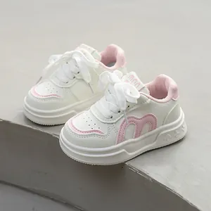 Modische Mädchen-Sneaker in Weiß und Rosa mit weicher, rutschfester Sohle für Frühjahr