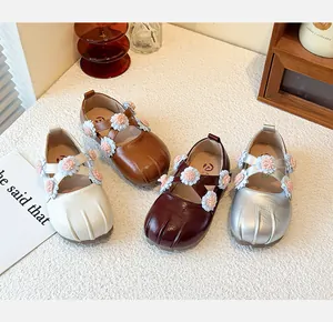 Detailansicht der Mary Jane Lederschuhe für Mädchen mit Blumendekor in verschiedenen Farben