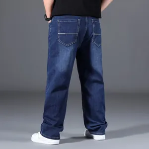 Vista posteriore di jeans da uomo larghi a gamba dritta in denim blu scuro lavato
