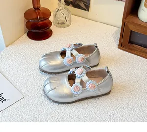 Silberne Metallic-Mary-Jane-Schuhe für Mädchen mit dekorativen Häkelblumen-Riemen