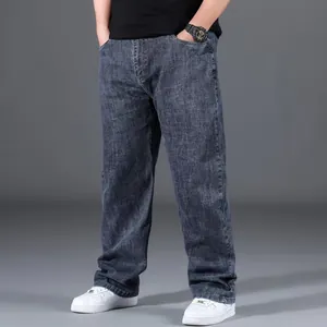 Dettaglio ravvicinato di jeans oversize da uomo a gamba dritta in lavaggio grigio scuro