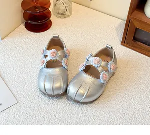 Detailansicht silberner Mary Jane Halbschuhe für Mädchen mit floralen Applikationen