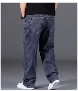 Vista posteriore di jeans da uomo oversize a gamba dritta con lavaggio scuro a neve