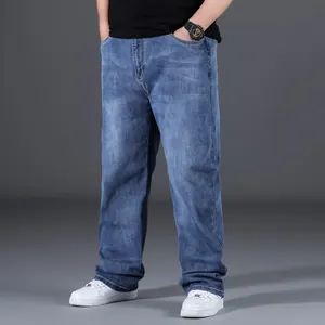 Vista dettagliata dei jeans da uomo blu larghi a gamba dritta per outfit autunnali