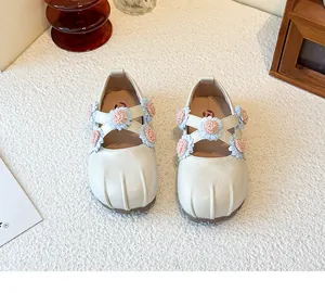 Detailansicht weißer Mary Jane Schuhe für Mädchen mit floralen Akzenten in Rosa