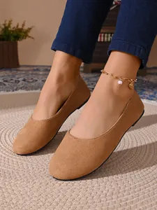 Vista dettagliata di ballerine in camoscio marrone per donna con cavigliera dorata