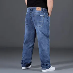 Vista posteriore dettagliata dei jeans blu larghi da uomo con taglio dritto classico