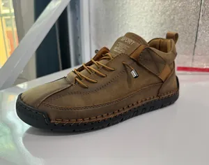 Braune halbhohe Leder-Arbeitsstiefel mit Vintage-Handnähten und rutschfester Sohle.