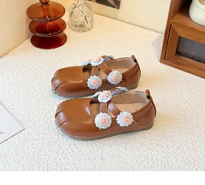 Braune Mary Jane Schuhe für Mädchen mit Blumendekor und weicher Sohle