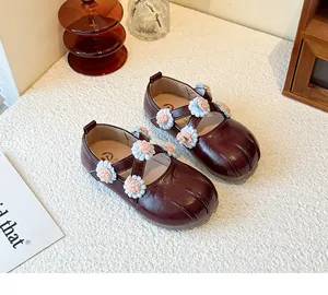 Detailaufnahme weinroter Mary Jane Schuhe für Mädchen mit floralen Verzierungen
