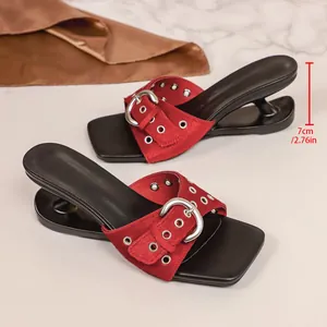 Eleganti sabot rossi con tacco scultoreo da 7cm e dettaglio fibbia argentata di moda