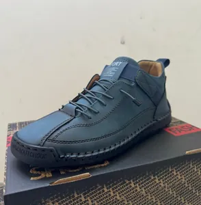 Robuste blaue halbhohe Leder-Arbeitsstiefel mit einzigartigen handgenähten Details