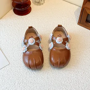 Braune Mary Jane Schuhe für Mädchen mit süßen Blumendetails und einer weichen Gummisohle