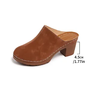 Vue détaillée d'une mule pour femme en daim marron à talon épais, hauteur de 4,5 cm