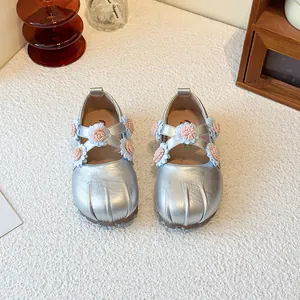 Silberne Mary Jane Schuhe für Mädchen mit weichen Sohlen und floralen Verzierungen