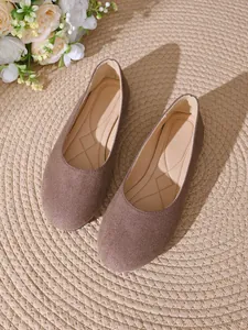 Vista dettagliata di ballerine da donna in pelle scamosciata con suola interna trapuntata