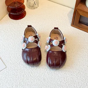 Elegante burgunderrote Mary Janes für Mädchen mit gestrickten Blumenakzenten.