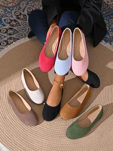 Assortimento di eleganti ballerine in pelle scamosciata a punta tonda in vari colori