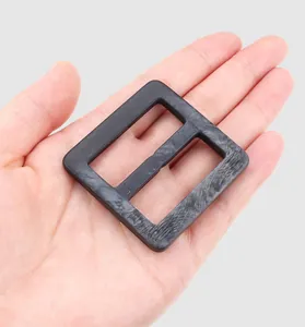 Detailansicht der hochwertigen japanischen Harzschnalle für Kleidung auf der Hand