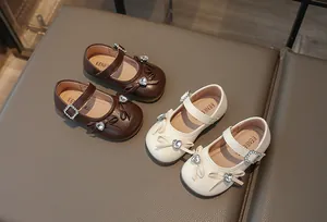 Detailansicht der Mary Jane Schuhe für Mädchen mit Strassschleife in Braun und Creme