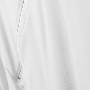 Λεπτομέρεια λευκού ανδρικού T-shirt slim fit με κομψό σχέδιο με διαγώνιο φερμουάρ