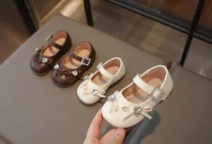 Detailansicht von Mädchen Prinzessin Schuhen mit Strass-Herzschleife in Creme und Braun