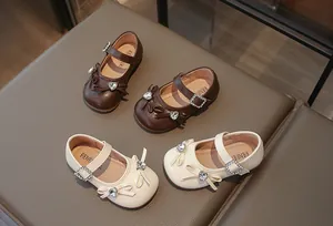 Elegante Prinzessinnenschuhe für Mädchen mit Strassschleifen und Herzanhängern in zwei Farben.