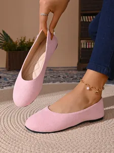 Vista dettagliata delle ballerine rosa in pelle scamosciata a punta tonda donna.