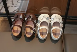 Nahaufnahme eleganter Prinzessinnenschuhe für Mädchen mit glitzernden Strass-Schleifen