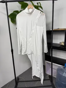 Λεπτομέρεια λευκού ανδρικού T-shirt με ζιβάγκο, διαγώνιο φερμουάρ και διχτυωτό ένθετο