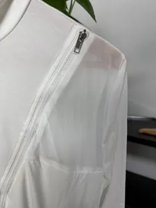 Λεπτομέρεια λευκού ανδρικού T-shirt με διχτυωτή επένδυση και πλαϊνό μεταλλικό φερμουάρ