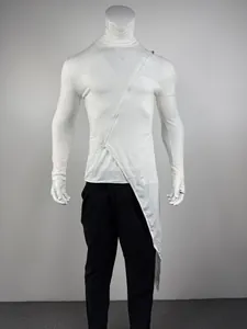 Λεπτομέρεια λευκού ανδρικού slim T-shirt με ψηλό λαιμό και μοντέρνο ασύμμετρο φερμουάρ.