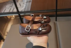 Elegante braune Mädchen Mary Jane Lederschuhe mit Strass-Herzschleife und weicher Sohle Detail