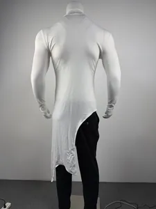 Λευκό ανδρικό στενό T-shirt με ψηλό λαιμό και μοναδικό ασύμμετρο μακρύ στρίφωμα
